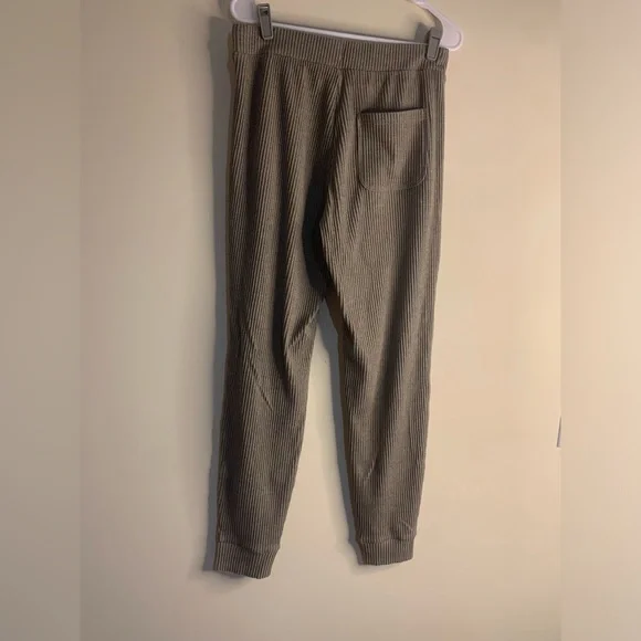 ALO Yoga Muse Sweatshirt & Sweatpants in Olive Tree Heather - Picture 10 of 11